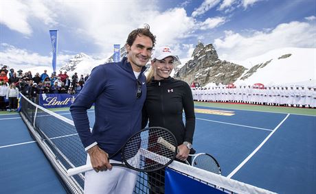 SPOLEN NA LEDOVCI. Roger Federer a Lindsey Vonnov pzuj bhem exhibice na...