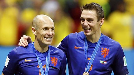 S BRONZEM NA KRKU. Nizozemtí fotbalisté Arjen Robben (vlevo) a Stefan de Vrij.