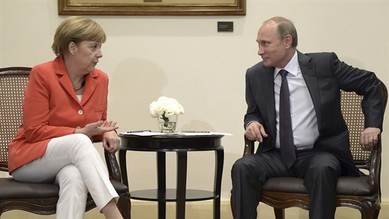 Ruský prezident Vladimir Putin a nmecká kancléka Angela Merkelová jednají...