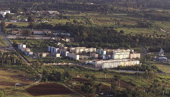 Bývala sovtská pioníní základna Lourdes na Kub na snímku z roku 2002