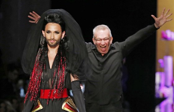 Zpvaka Conchita Wurst a návrhá Jean Paul Gaultier na jeho pehlídce Haute...