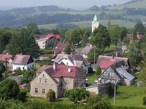 Obranou proti zániku je mimo jiné posilování pospolitosti v obci i mezi vesnicemi v malém regionu. Na snímku je Rádlo, Vesnice roku 2014.