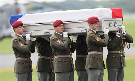 Do Česka dorazily ostatky čtyř padlých vojáků sloužících v Afghánistánu. (10....