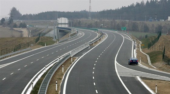 Úsek dálnice D3 z Chotovin do Mezna byl uveden do provozu v roce 2007.
