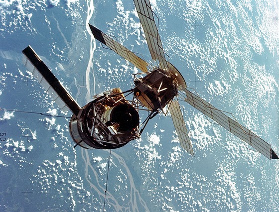 Orbitální stanice Skylab na oběžné dráze kolem Země s připojeným astronomickým...