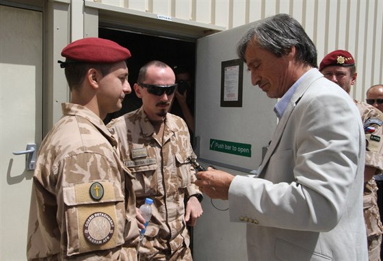 Ministr obrany Martin Stropnický pijel podpoit esky vojáky v Afghánistánu.