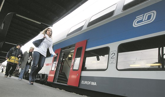 Vlaky mohou nabrat až třičtvrtěhodinové zpoždění. Cestujícím by tak měli počítat s větší časovou rezervou.
