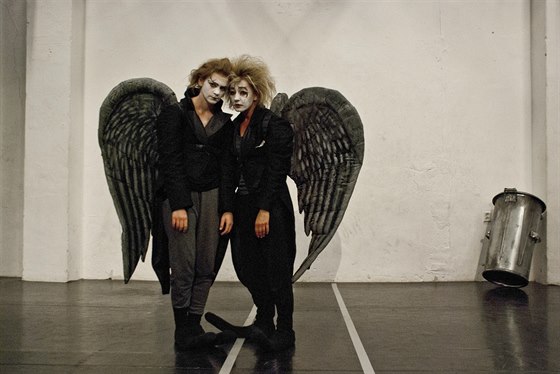 Hereka Vanda Hybnerová (vpravo) hraje v pedstavení ANGEL-ly jako klaunka.