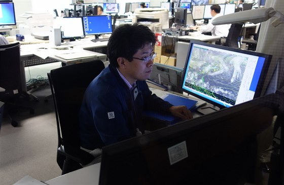 Tento pracovník má během služby za úkol predikovat vývoj tajfunů. Známky...