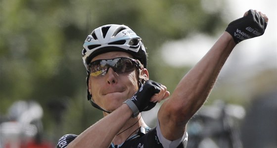 VÍTZNÉ GESTO. Tony Martin po triumfu v deváté etap Tour de France.  