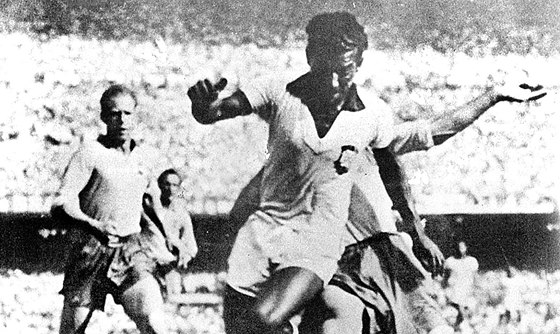 Brazilská fotbalová legenda Zizinho na svtovém ampionátu v roce 1950.