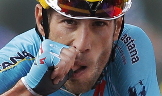 GESTO V CÍLI. Vincenzo Nibali po vítzství v desáté etap Tour de France. 