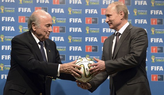 éf FIFA Sepp Blatter symbolicky pedává v Brazílii mí fotbalového mistrovství