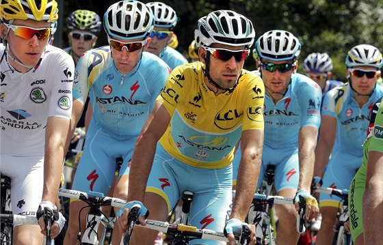 LÍDR A JEHO OCHRANKA. Vincenzo Nibali a dalí lenové stáje Astana v jedenácté