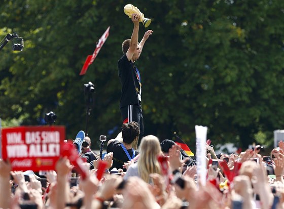JSME DOMA! Kapitán nmeckých fotbalist Philipp Lahm ukazuje fanoukm trofej...