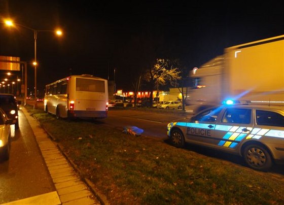 Tragická nehoda, pi které autobus srazil na pechodu chodce. (17. 12. 2014) 