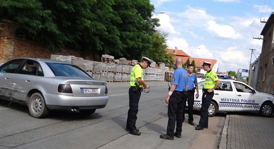 Honička strážníků s řidičem vozu Audi skončila nehodou v Plzni-Křimicích.
