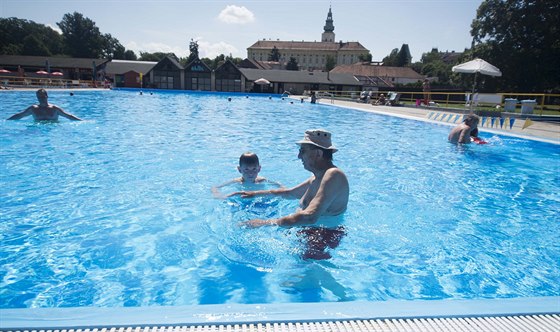 Církvi náleí pozemky pod koupalitm Bajda v Kromíi a získat chce i tamní zámek (v pozadí).