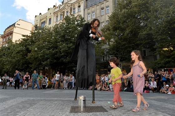 estý roník Mezinárodního festivalu pouliního divadla Za dvemi zaal v...