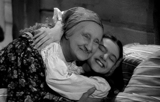 Nataša Tanská (vpravo) ve filmu Babička z roku 1940 jako postava Barunky, která...