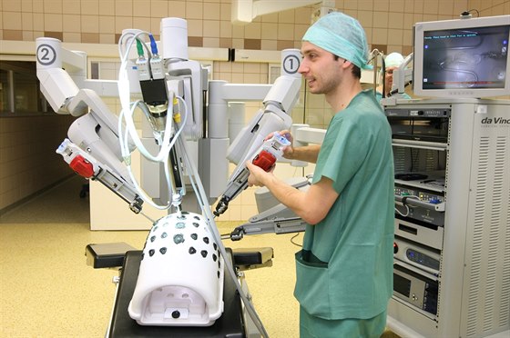 Olomoutí lékai pi operacích vyuívají robota, pomohl u tisíckrát.