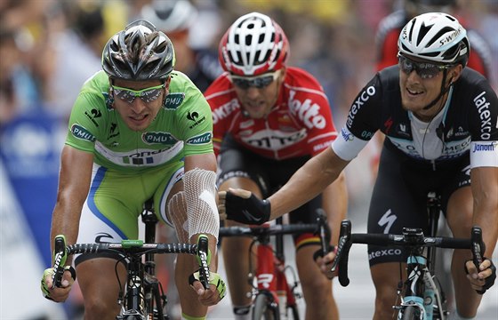 Matteo Trentin (vpravo) vyhrál sedmou etapu Tour de France. A pak poplácal