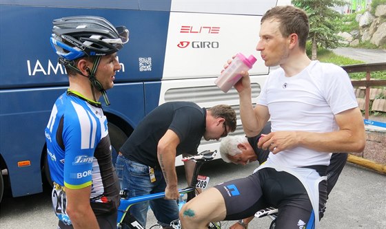 Leopold König (vpravo) se vyjídí za cílem 14. etapy Tour a rozmlouvá s týmovým...