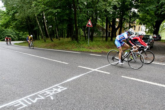 Martina Sáblíková (v modrém) projídí prémií v etap Tour de Feminin.