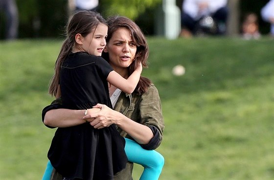 Katie Holmesová a její dcera Suri Cruisová (New York, 30. kvtna 2014)