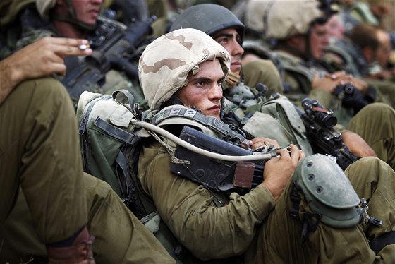Izraeltí vojáci poblí hranic s Pásmem Gazy (13. ervence 2014).