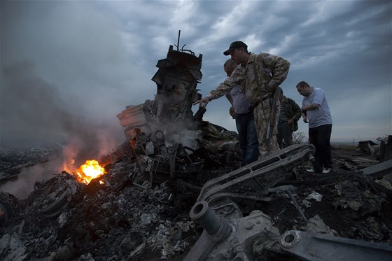 Trosky letounu malajsijských aerolinek s 298 lidmi na palub, který se zítil...