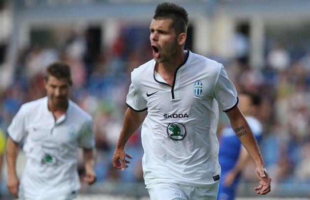 Michal �uri� z Mladé Boleslavi se raduje z gólu v utkání druhého p�edkola