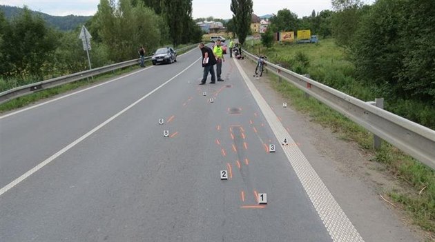 Nehoda motorkáře a cyklisty u Bludova na Šumpersku skončila tragédií.