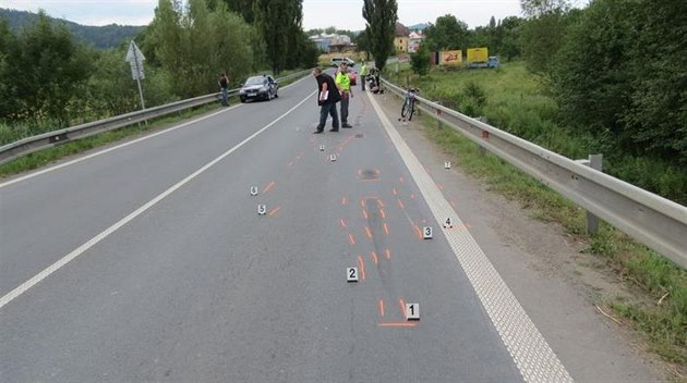 Nehoda motorkáe a cyklisty u Bludova na umpersku skonila tragédií.