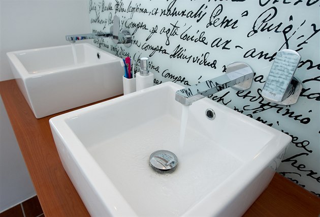 U dvou umyvadel jsou podomtkov vodovodn baterie. 