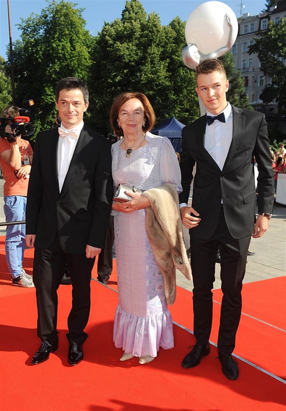Livia Klausov se synem Janem a vnukem Vojtchem (synem Vclava Klause ml.) na...