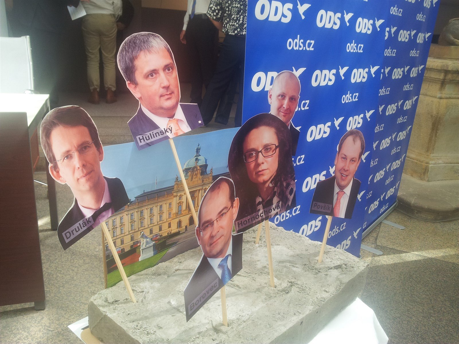 Na tiskovou konferenci p�inesli zástupci ODS maketu se zabetonovanými...