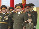 Bloruský prezident Alexandr Lukaenko sleduje vojenskou pehlídku k výroí Dne...