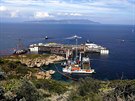 Narovnaný vrak lodi Costa Concordia u italského ostrova Giglio (13. ervence...