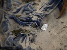 Zahozené kalhoty v písku u Rio Grande, kde imigranti pecházejí hranici do...