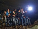 Skupina malých uprchlík z Hondurasu a Salvadoru, které za texaskou hranicí...