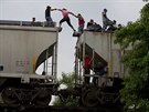 Uprchlíci ze Stední Ameriky na vlaku, který smuje k hranici USA  (12. ervna...
