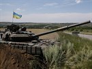 Ukrajinský tank poblí msta Kosantynivka (10. ervence 2014).