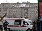 Helikoptéra odlítá od moskevského metra, kde vykolejil vlak (15. ervence 2014).