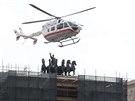 Helikoptéra pistává u moskevského metra, kde se stala nehoda (15. ervence...