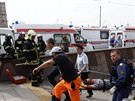 lenové záchranných sloek vynáí zranné z moskevského metra (15. ervence...