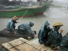 Rybái jsou dopravováni na bezpenjí místo poté, co jihoínskou provincii...