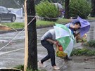 Tajfun Rammasun zasáhl jiní ínu, lidé se snaí projít ve mst Nan Ning (19....