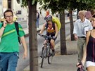 Cyklistka klikuje mezi chodci na Smetanov nábeí v Praze