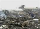 Trosky po pádu malajsijského letadla na jihovýchod Ukrajiny.